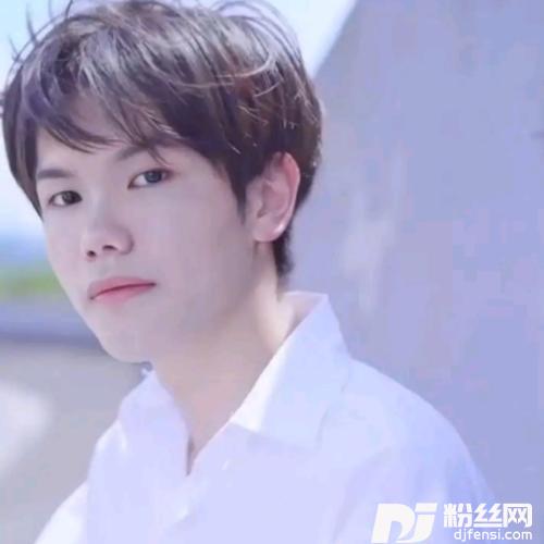 好像唱的是自己cover:黄静美