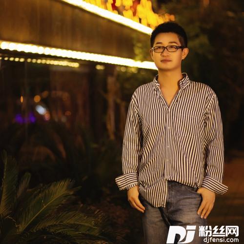 我站在城市中仰望（男生版）