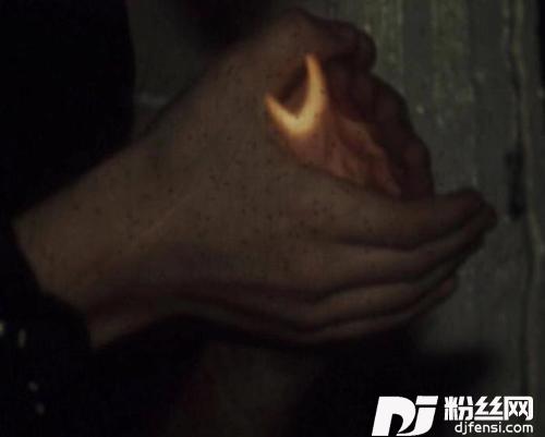 她离月亮比较近