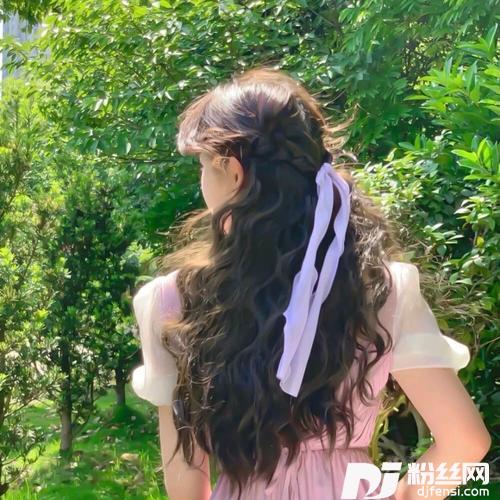 可能是月亮不会眨眼女生翻唱版
