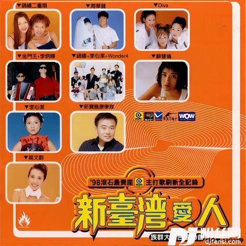 对面的男孩看过来