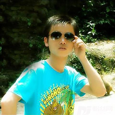 <em>点燃一根烟</em>男声经典版