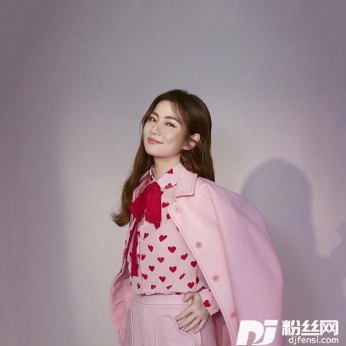 她很漂亮
