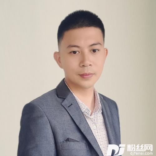 小时候爸妈牵着我的手