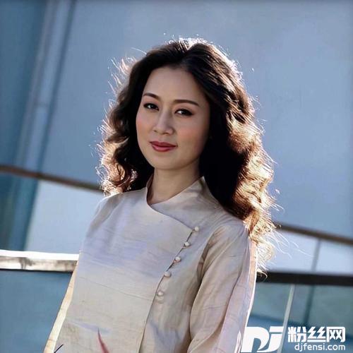 小小竹竿手中拿的专辑