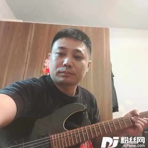 穿上防护服的英雄