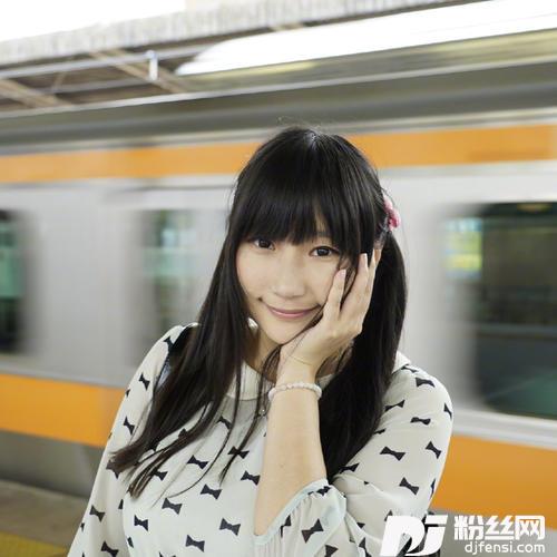 月白色倒影的少女