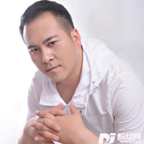 端起这杯酒