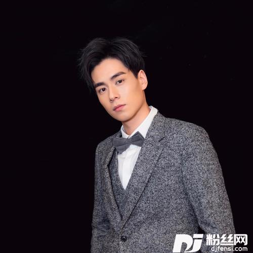 胡一天现场翻唱《追光者》，磁性嗓音太撩人，简直不能再酥了！