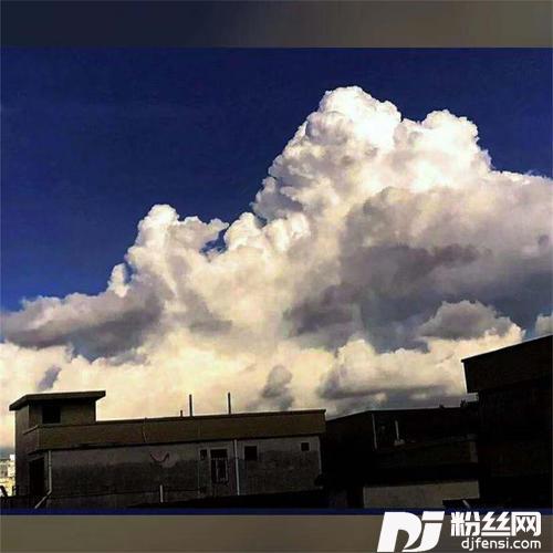 出门擦点粉啊他抹抹红嘴唇