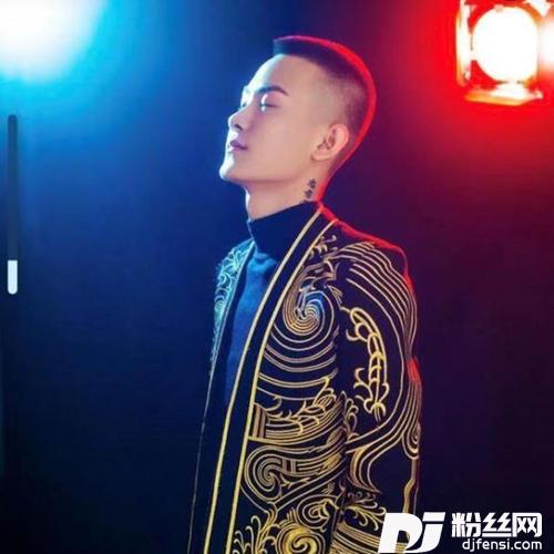 她很孤独