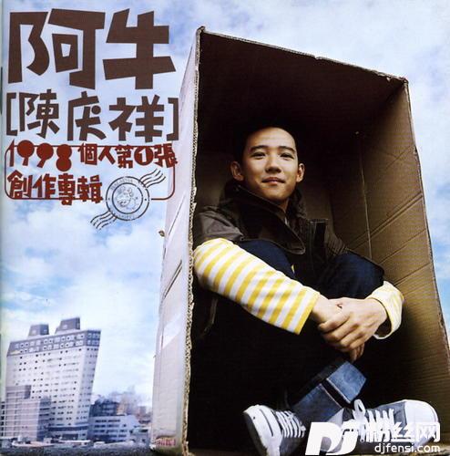 对面的女孩看过来
